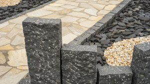 Obrubníky a palisády